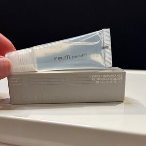 r.e.m. beauty Utmost Importance Plumping Lipgloss